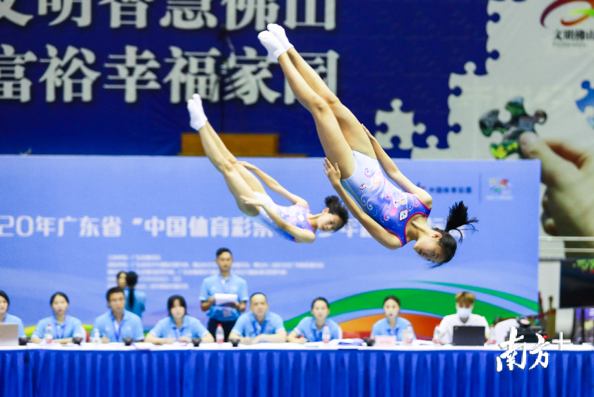 小将们借助蹦床的弹力将自己跃上半空，并在空中做出各种难度的空翻和转体等动作。卢冠东 摄