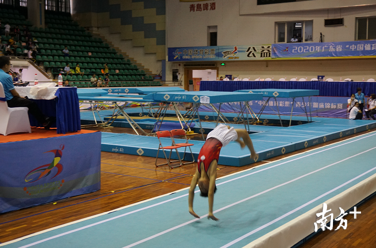 单跳板上，运动员们连续快速进行后空翻，一气呵成地完成全套动作，专业精彩的表现赢得观众的阵阵掌声。