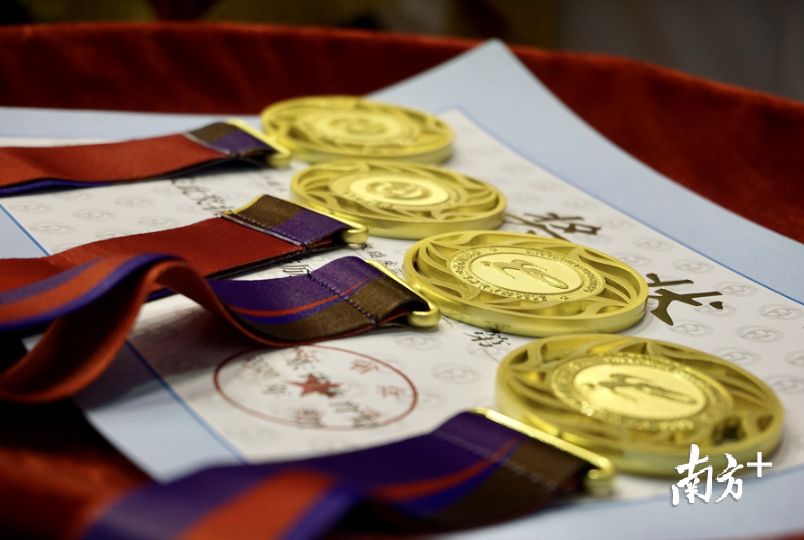 台上一分钟，台下十年功，沉甸甸的奖牌离不开教练员的辛勤付出和运动员拼搏的汗水。