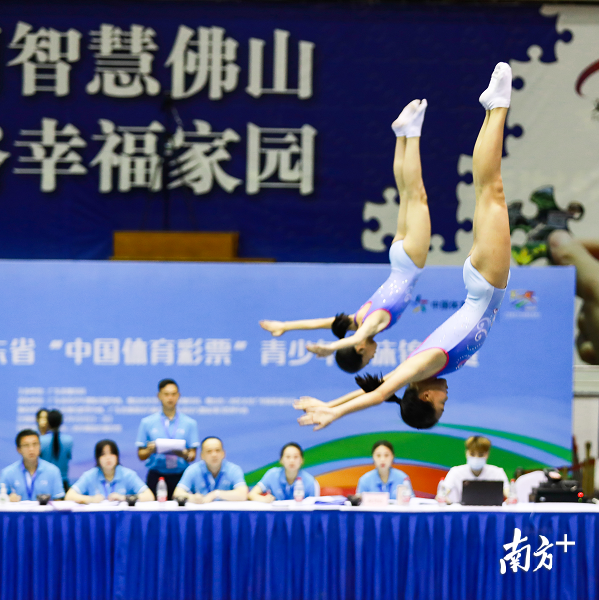 小将们借助蹦床的弹力将自己跃上半空，并在空中做出各种难度的空翻和转体等动作。卢冠东 摄