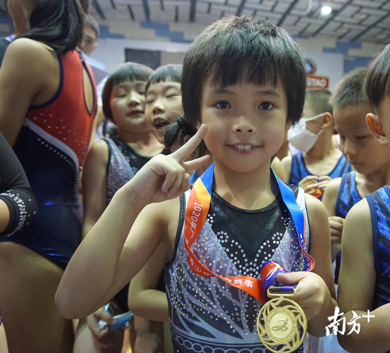 获奖啦！好开心！小运动员朝着镜头比耶！