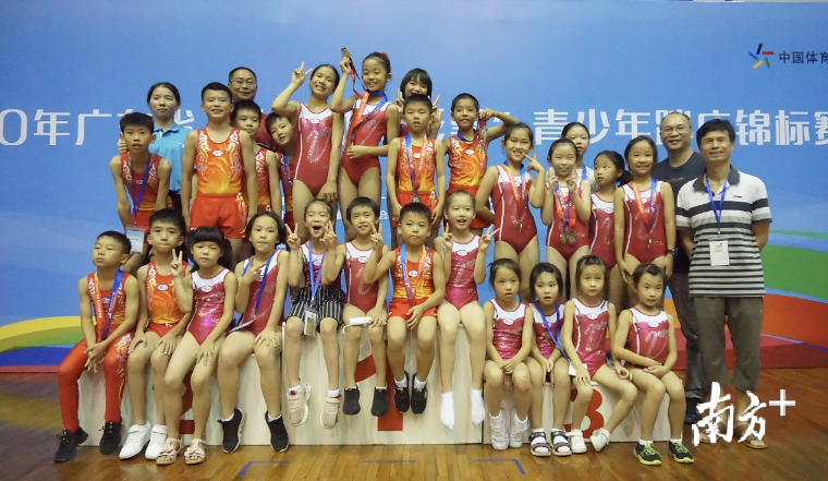 留存美好记忆！佛山队选手上台合影留念。