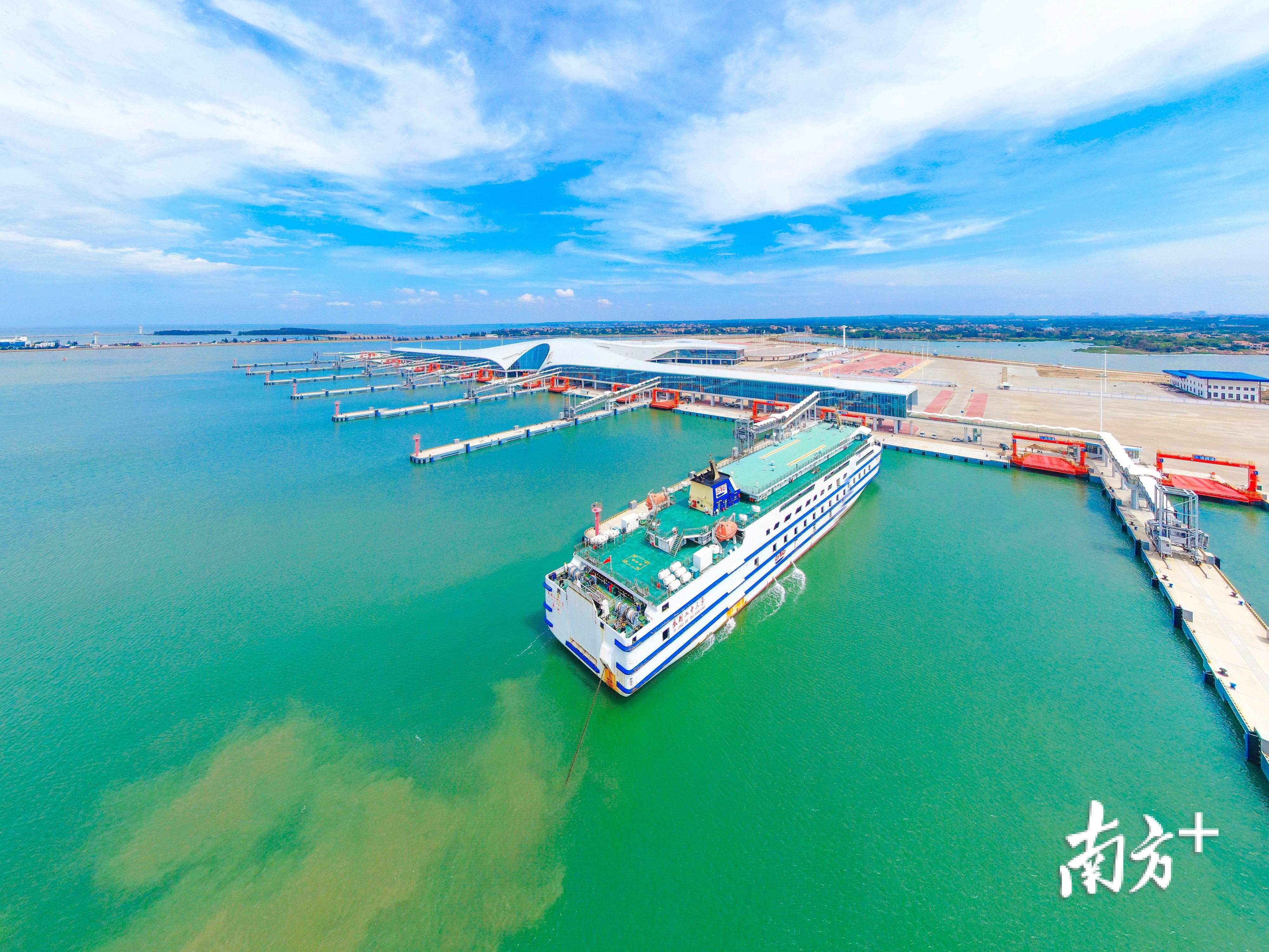 全球最大客滚轮渡码头完成船舶试靠