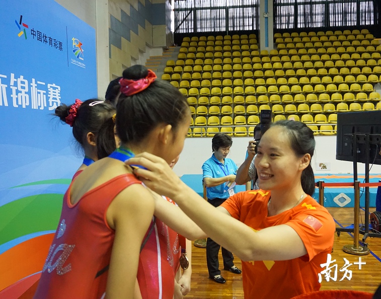 世界冠军钟杏平为获奖运动员颁奖。