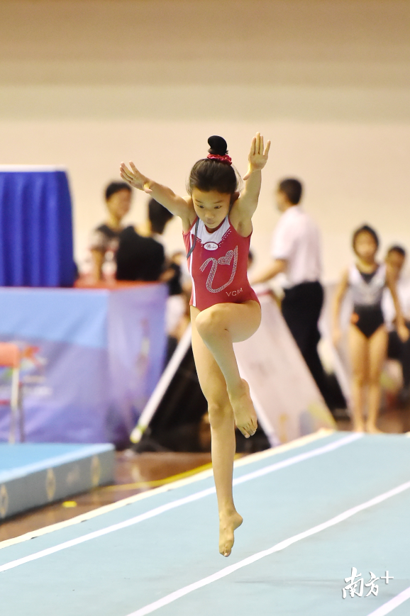 参赛选手在双蹦床决赛中用力起跳。李东摄