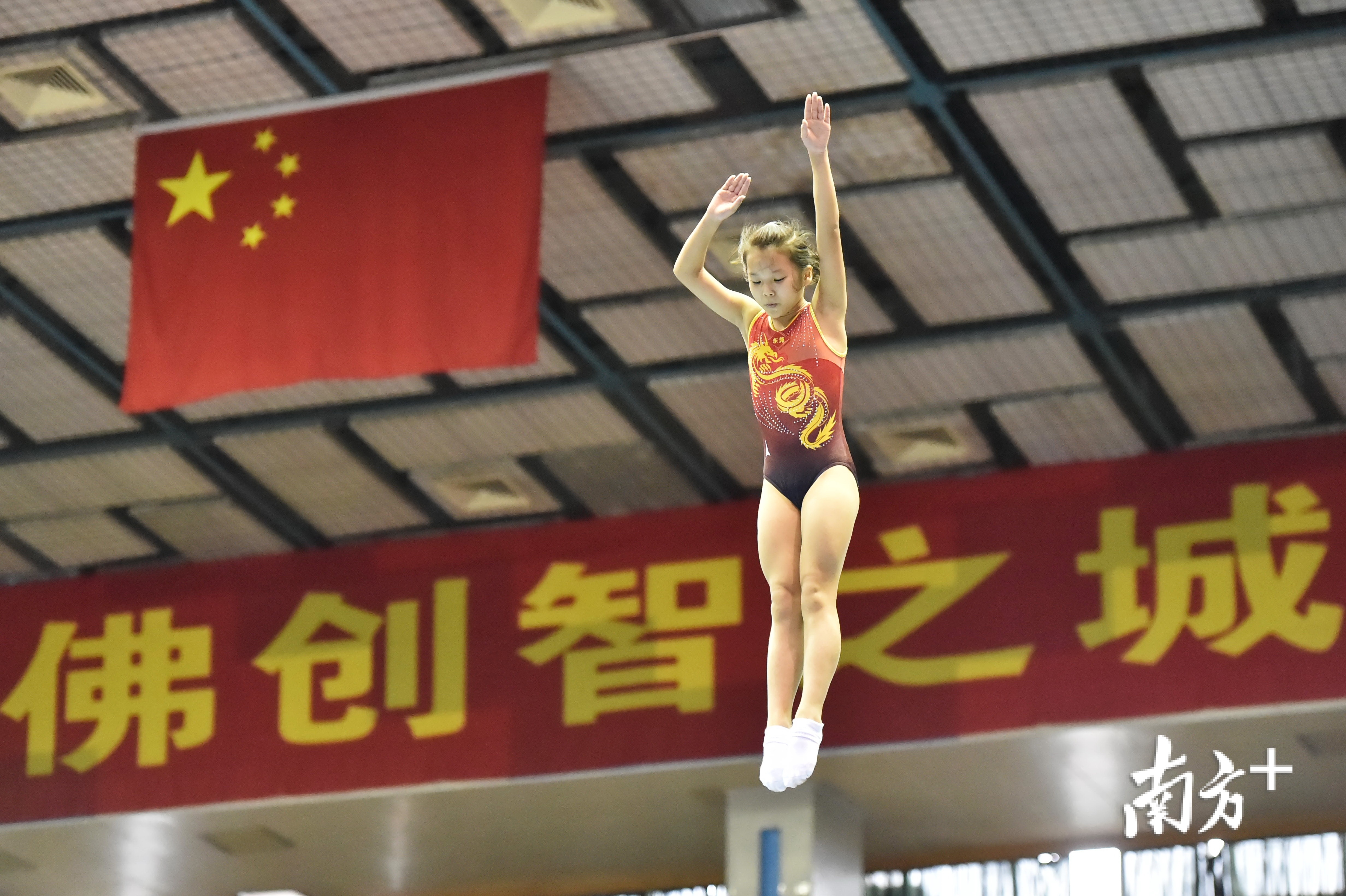 女子蹦床个人决赛精彩瞬间，参赛选手一“蹦”而上。李东摄