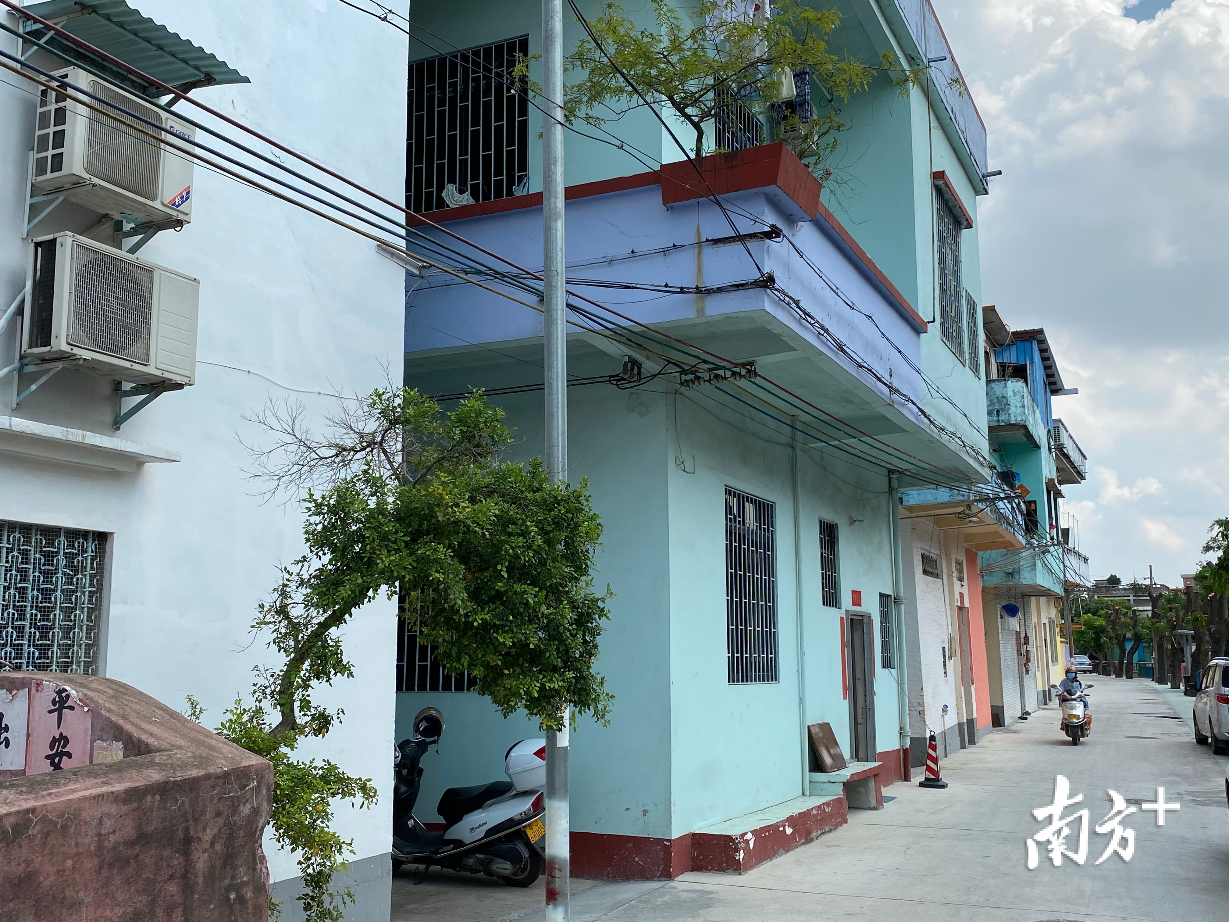 英南村内,整洁的村道。 英南村内,整洁的村道。