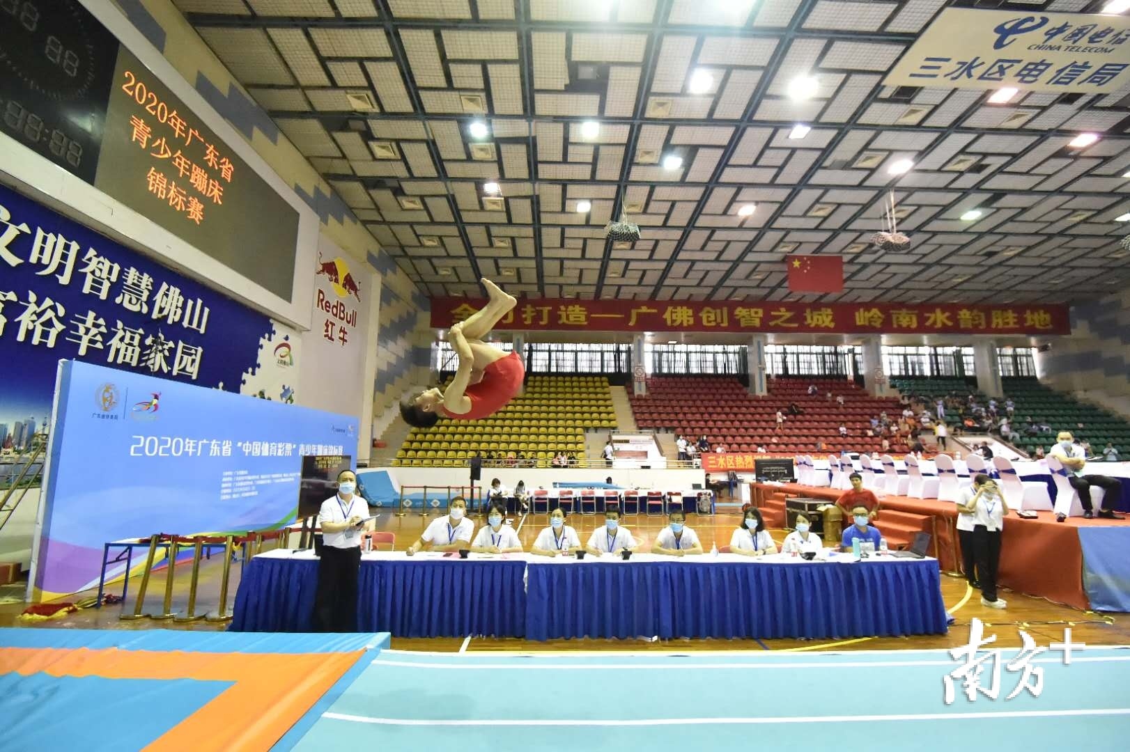 男子乙组单跳决赛精彩瞬间，参赛选手在空中翻转。李东摄