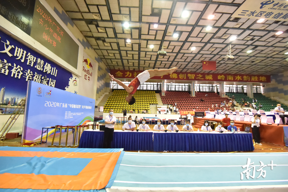 佛山选手在男子乙组单跳决赛中飞跃在空中。李东摄