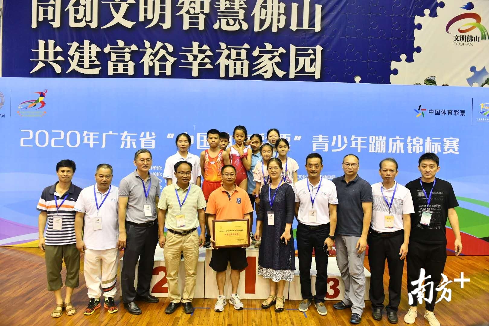 领导嘉宾与佛山队运动员合影。