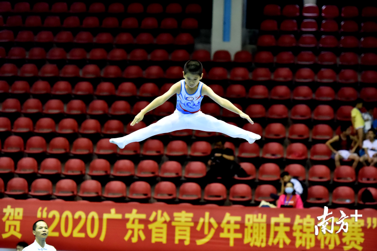 男子蹦床个人决赛精彩瞬间。李东摄