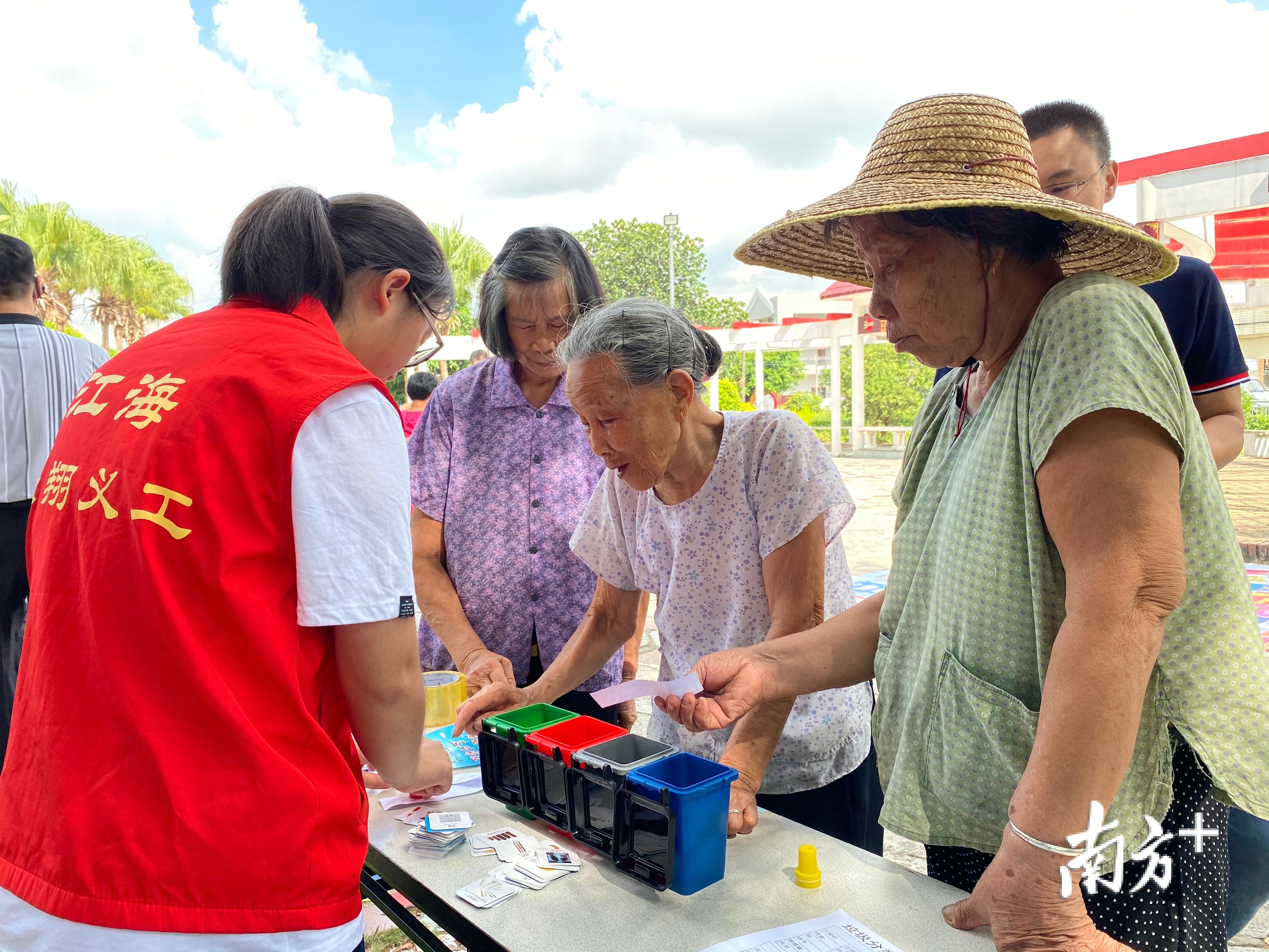 社工向村民普及垃圾分类知识。 社工向村民普及垃圾分类知识。