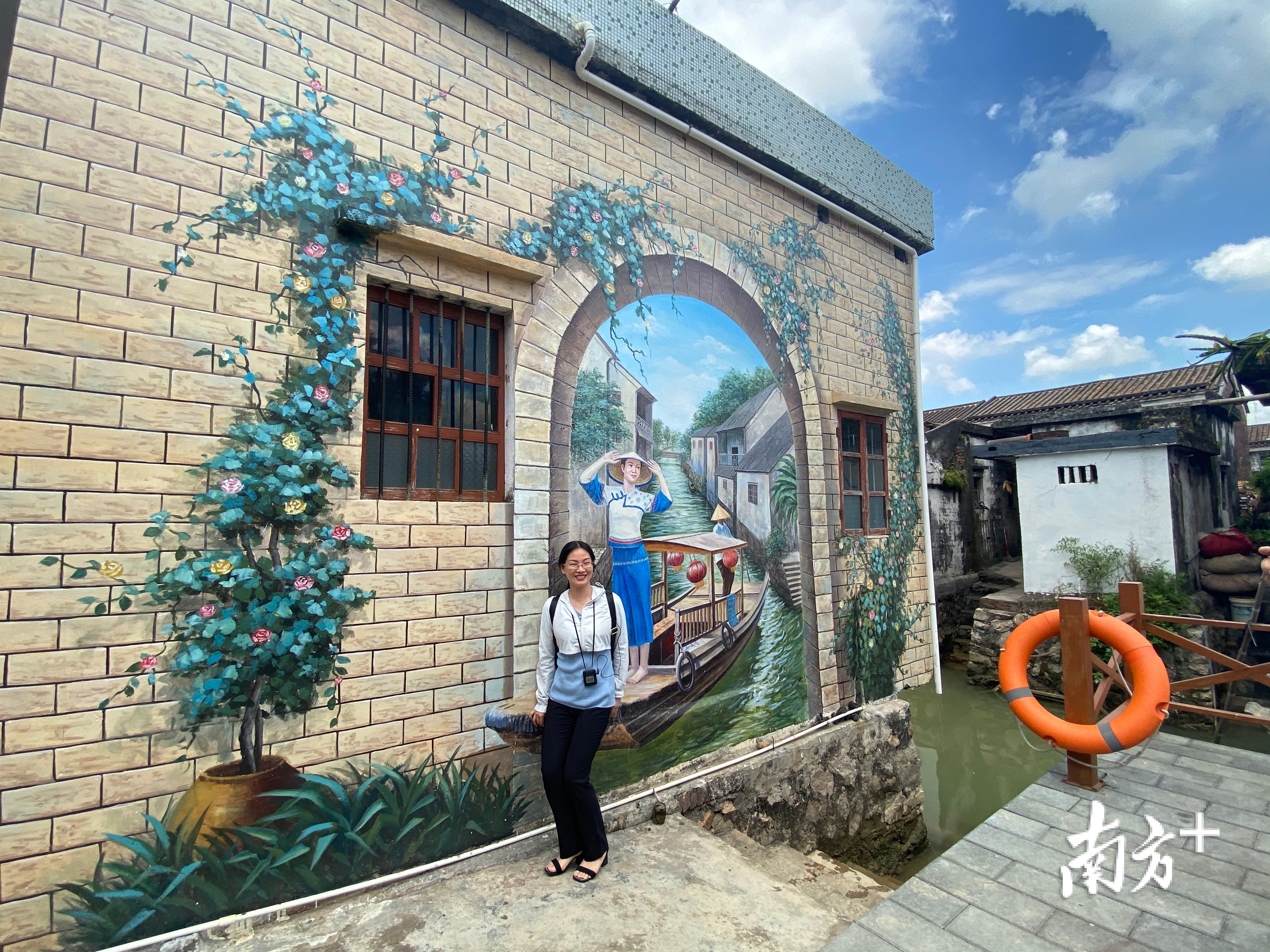 游客打卡疍家文化立体壁画。 游客打卡疍家文化立体壁画。