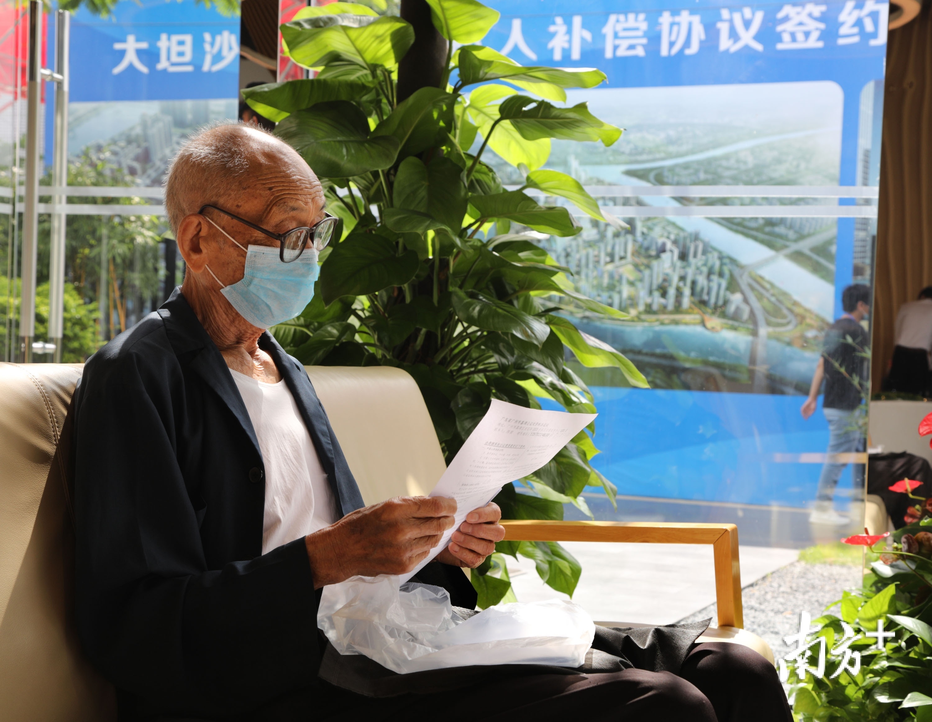 大坦沙更新改造指挥部大厅里，村民正在阅读拆迁私补协议