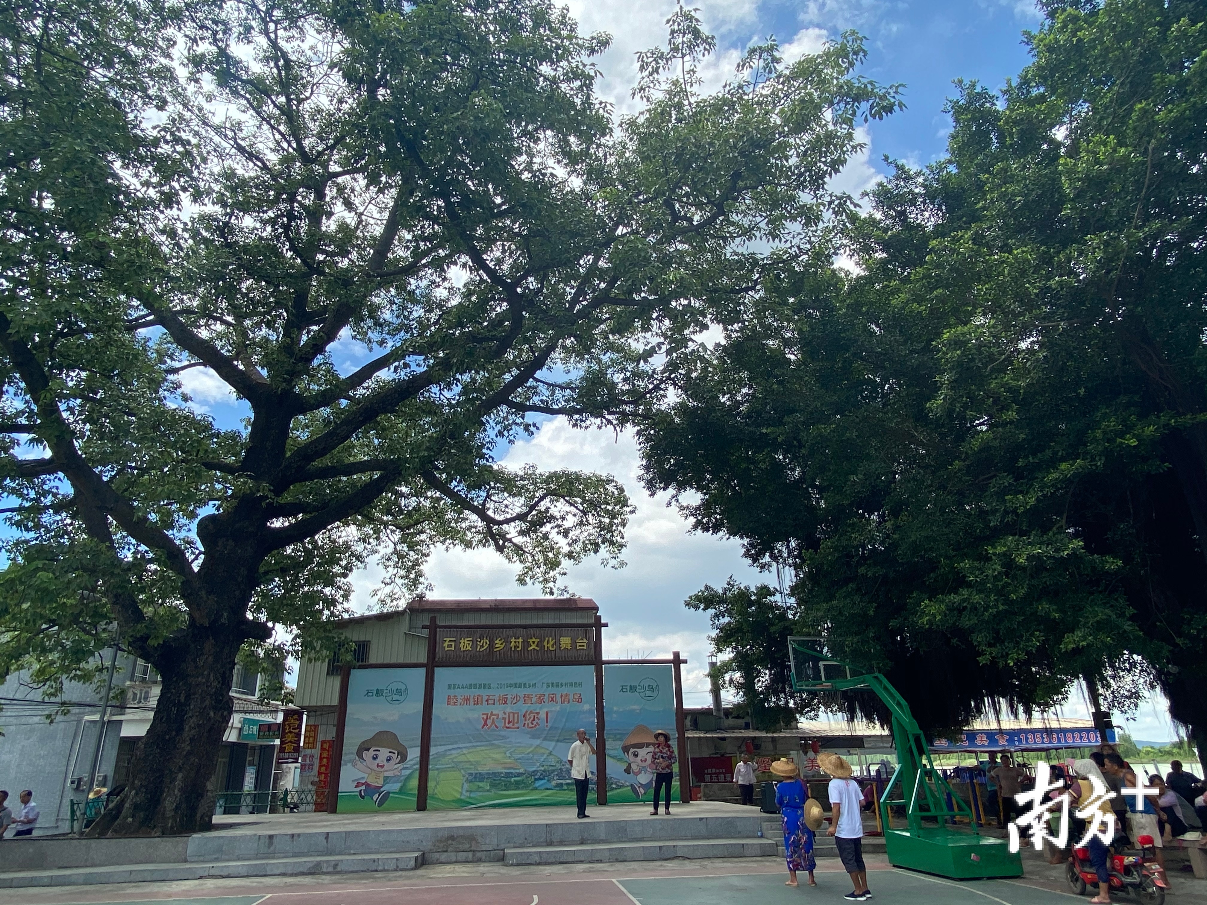 乡村大舞台表演着”咸水歌“。 乡村大舞台表演着”咸水歌“。