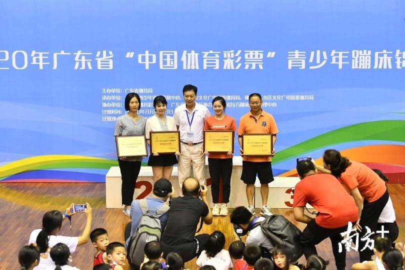 主办方为“体育道德风尚奖”获得者颁奖。 主办方为“体育道德风尚奖”获得者颁奖。