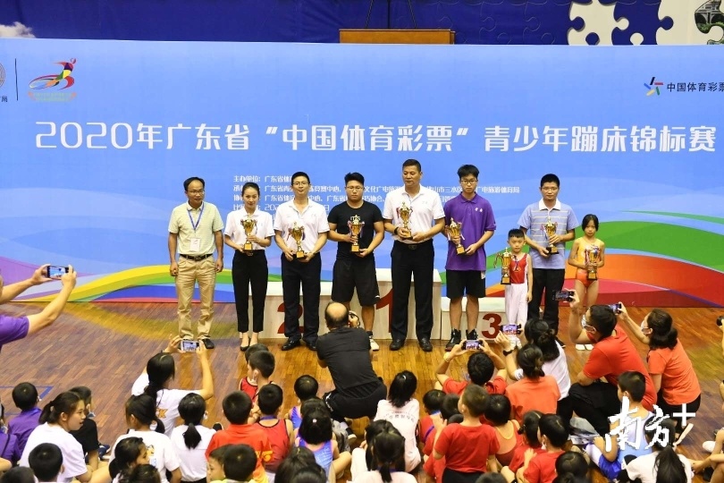 领导嘉宾为总分前八名队伍颁奖。 领导嘉宾为总分前八名队伍颁奖。