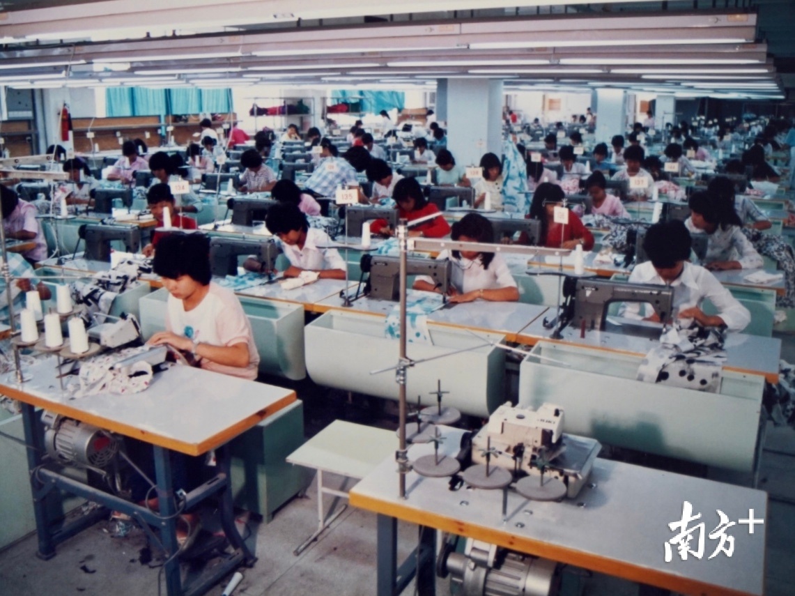 繁忙的生产车间。杨立轩 翻拍 繁忙的生产车间。杨立轩 翻拍