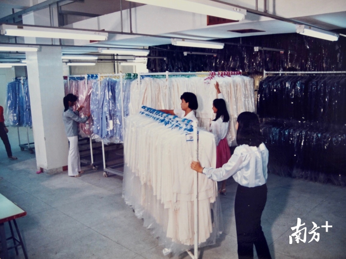 早期汕头经济特区提出“24小时内回复”的口号,为企业办事提供了便利。图为特区服装工厂。杨立轩 翻拍 早期汕头经济特区提出“24小时内回复”的口号,为企业办事提供了便利。图为特区服装工厂。杨立轩 翻拍