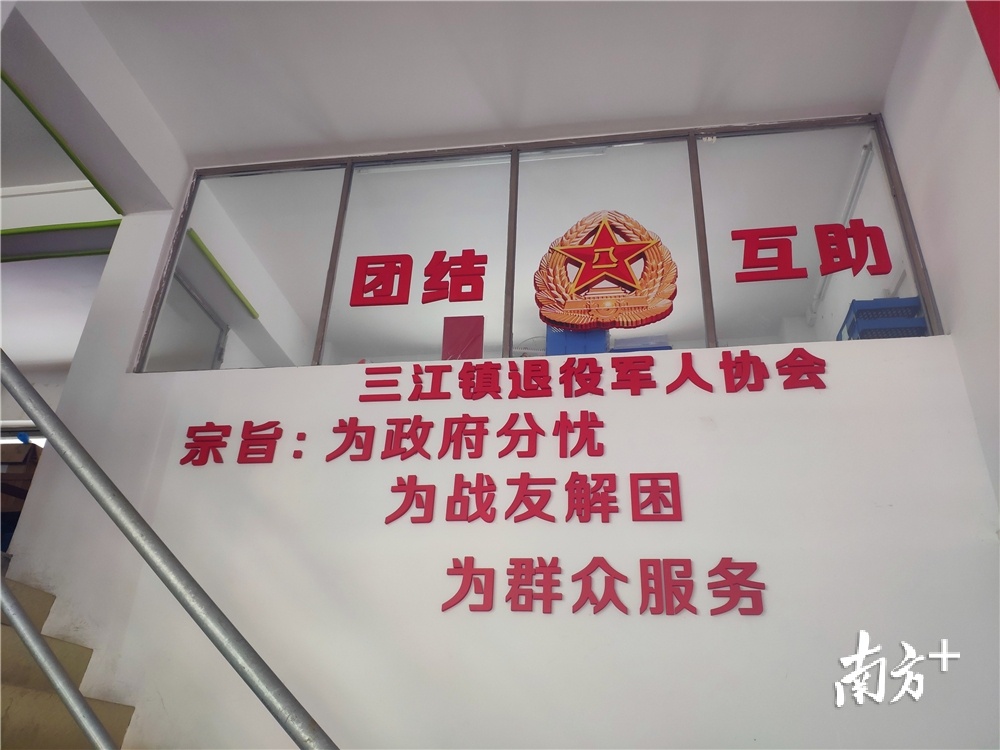 三江战友服务队的宗旨是“为政府分忧、为战友解困、为群众服务”。黄绍侦 摄