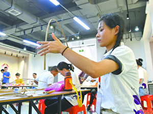 培训班学员在学习削竹篾。梁文栋  摄