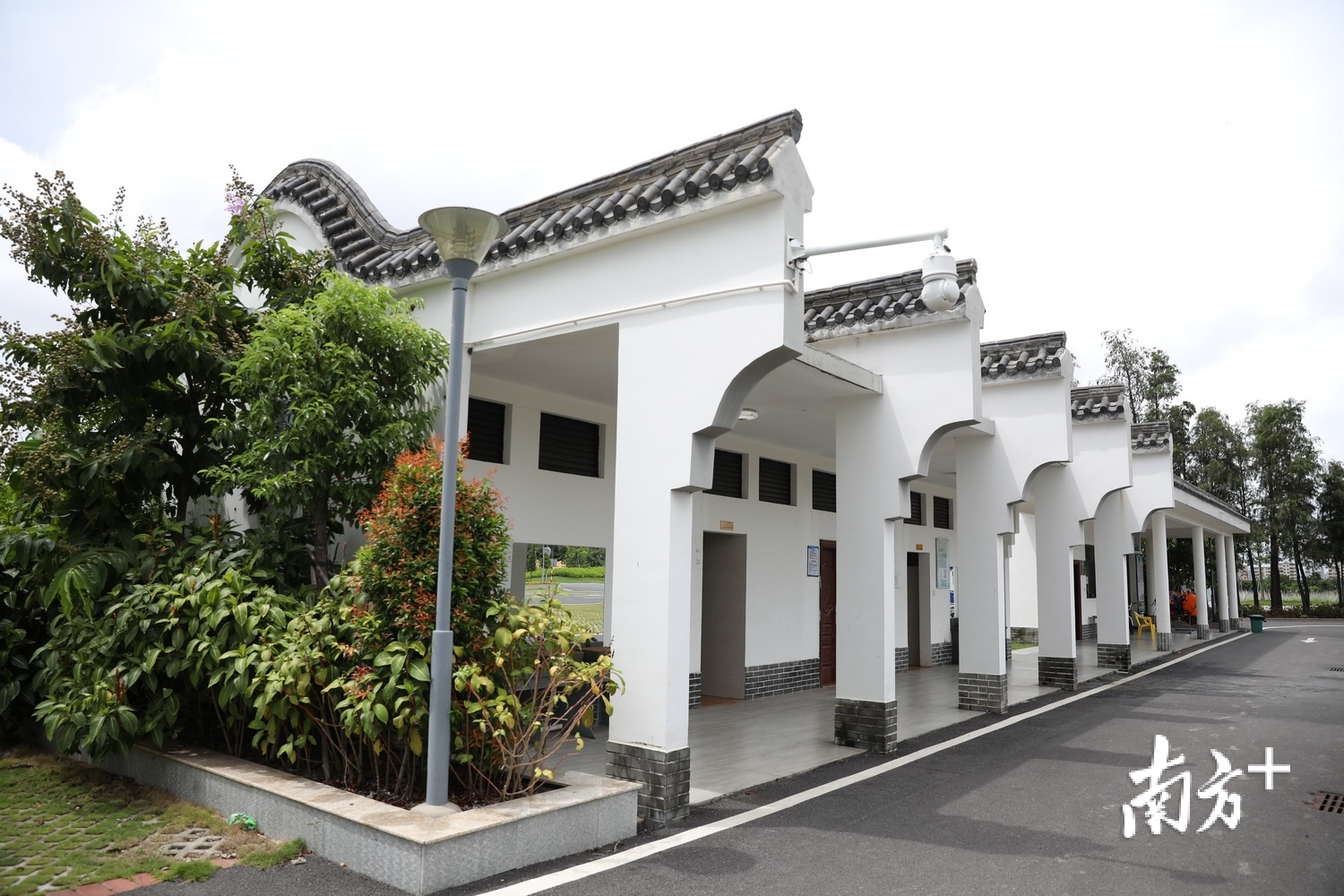 三板村公厕，是一座岭南特色建筑，与周围环境融为一体。