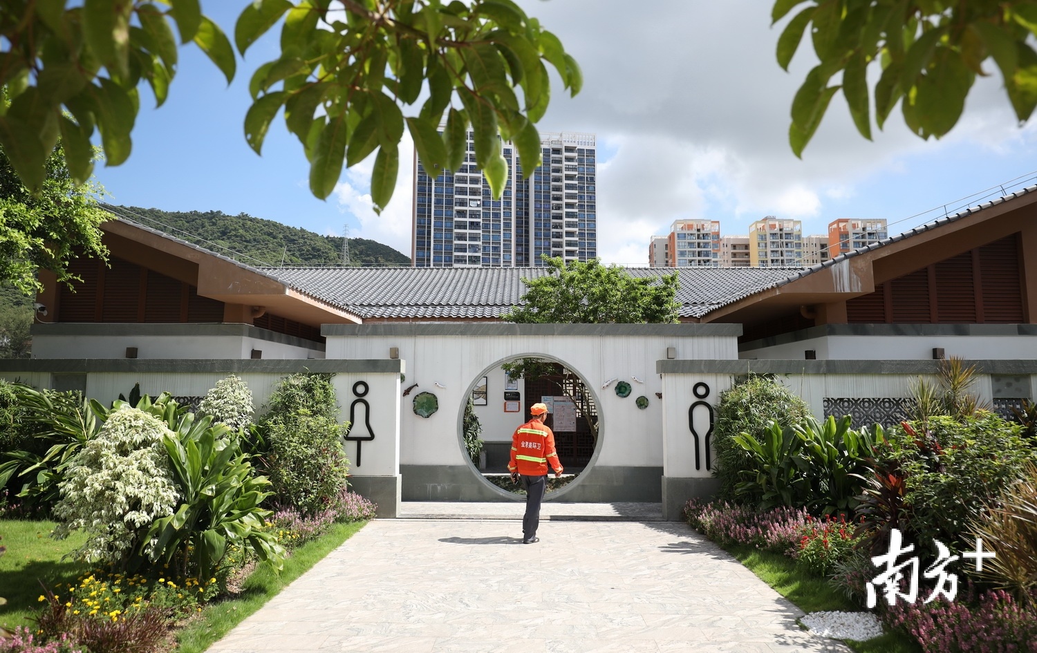 绿植环绕的金湾草堂湾公厕，环境清幽。