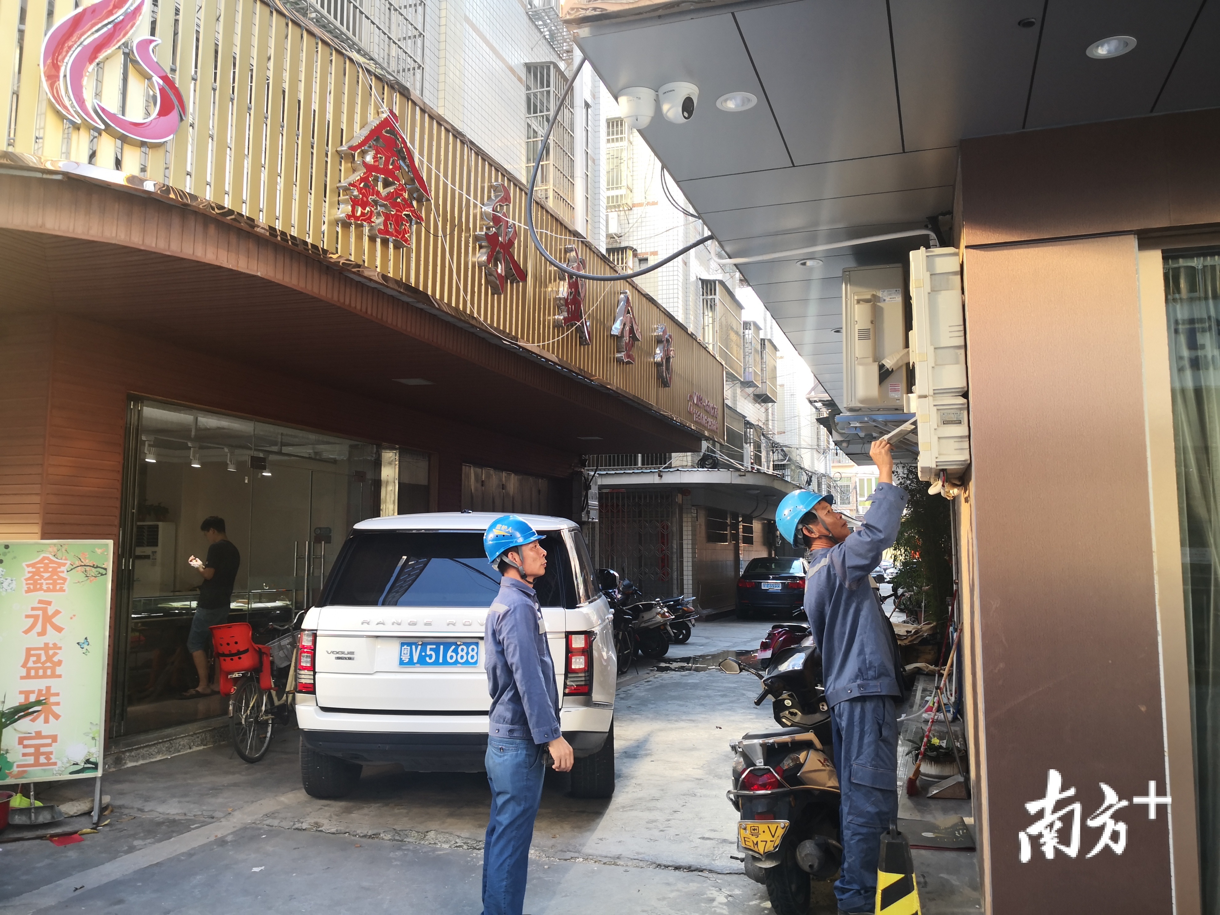 揭阳榕城供电局磐东供电所对阳美玉器市场台区进行钳流，确保把“六稳”“六保”任务落到实处。