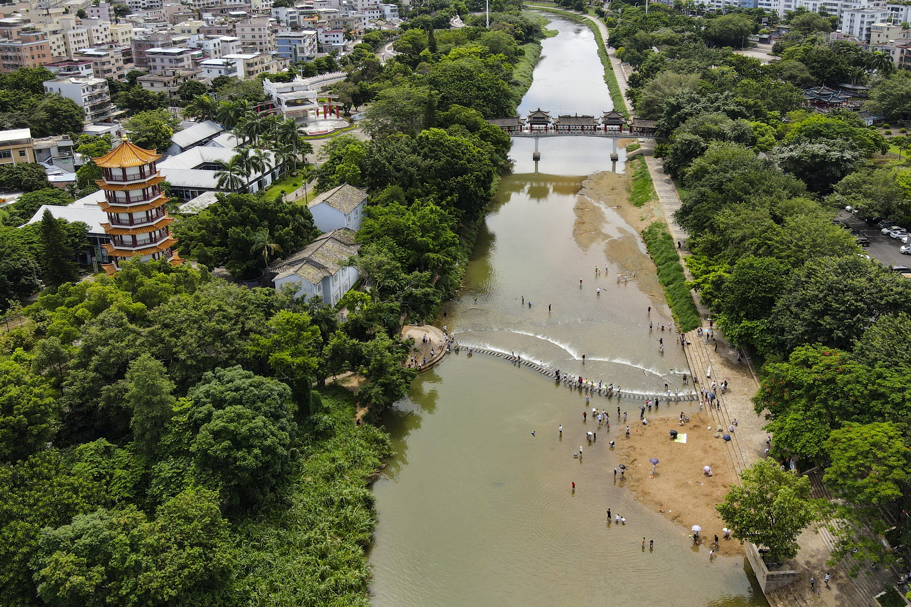 昔日黑臭的龙岗河,如今河水清澈见底.