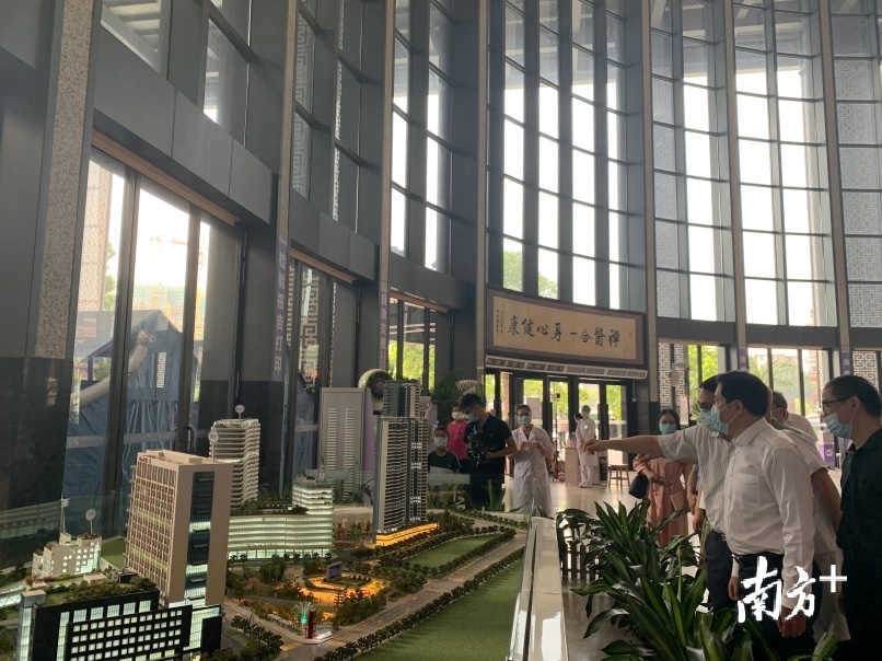佛山市副市长乔羽来到禅城区中心医院,巡查母婴设施建设提升工程。南方日报记者 王蓓蓓 摄 佛山市副市长乔羽来到禅城区中心医院,巡查母婴设施建设提升工程。南方日报记者 王蓓蓓 摄