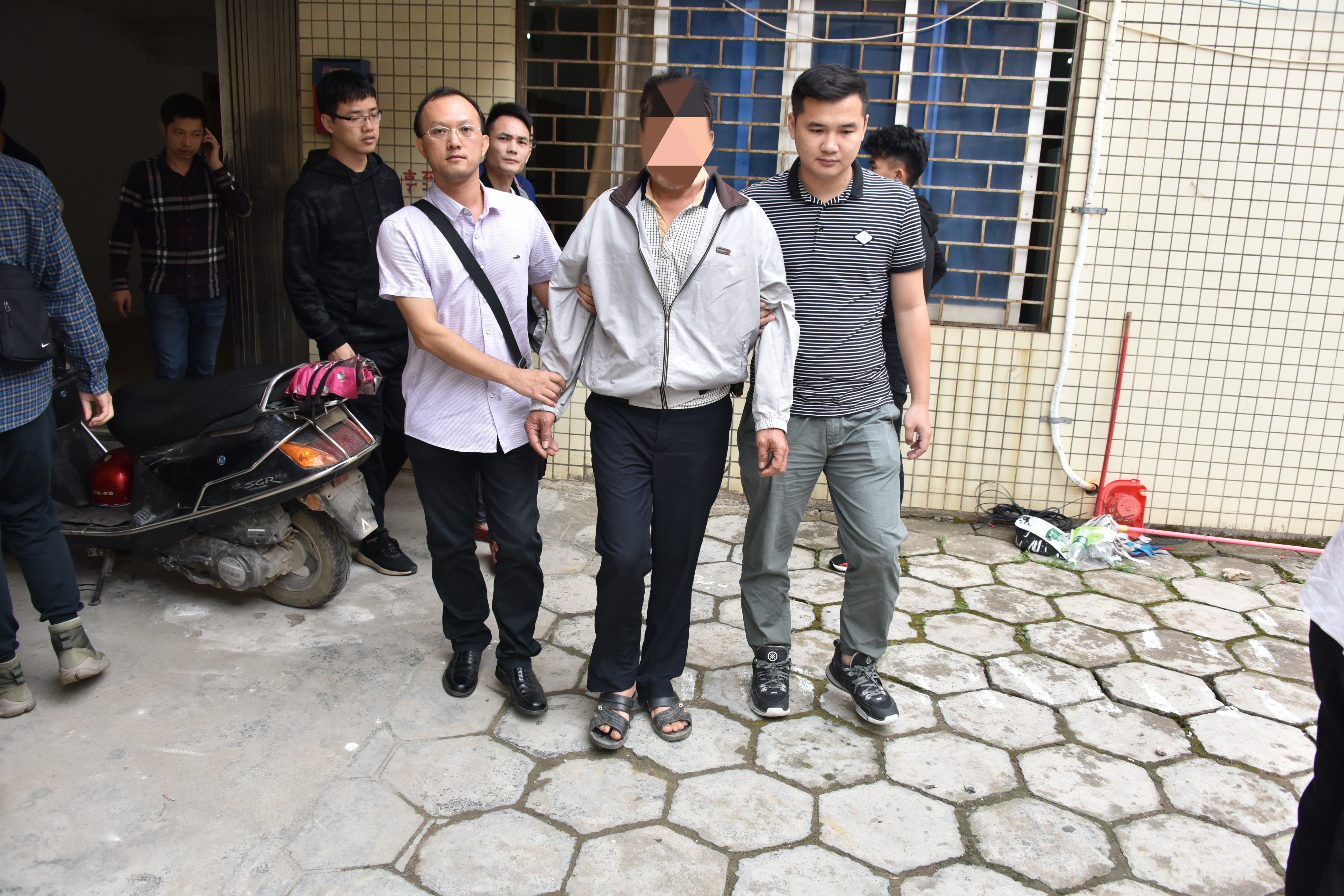 案件主犯陈某犯组织,领导黑社会性质罪,寻衅滋事罪,故意伤害罪,强迫