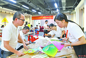 培训班学员在学习风筝制作基本功。