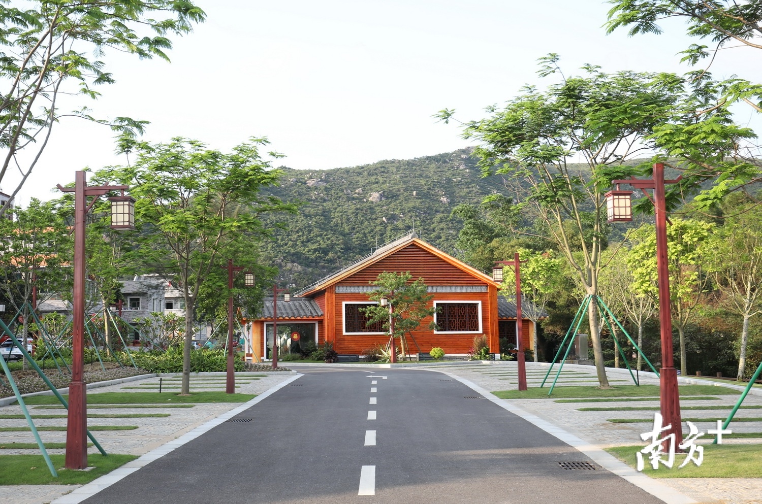 金湾木头冲村的这座公厕俨然一座小别墅，环境清幽。