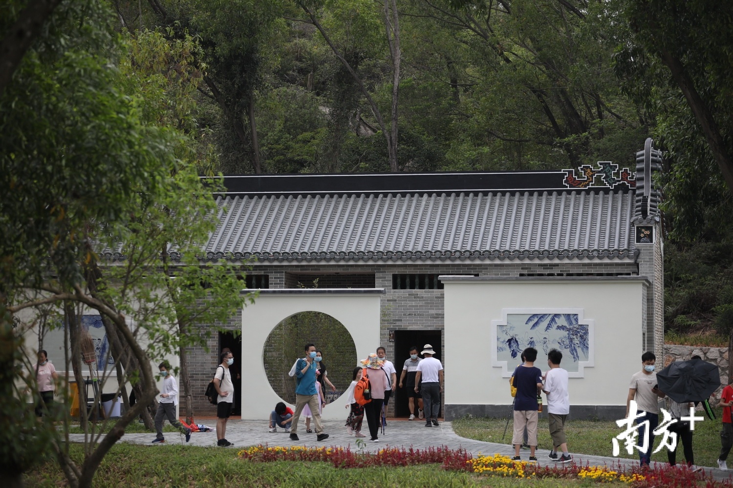 香山湖公园一处公厕，浓厚的岭南风格，游人如织。