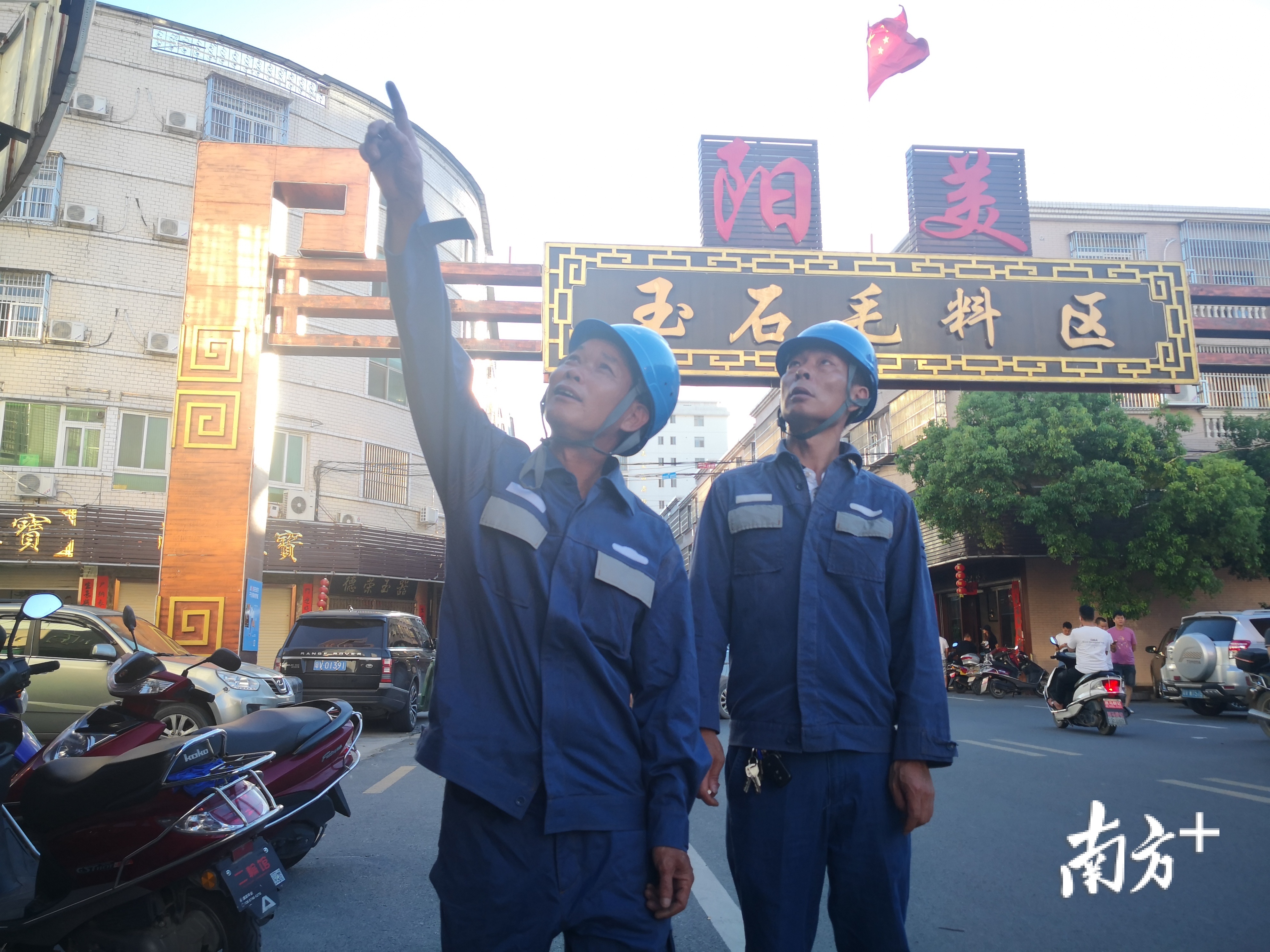 揭阳榕城供电局磐东供电所对阳美玉器市场供电线路进行巡视，确保把“六稳”“六保”任务落到实处。