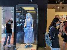 致敬抗疫者专题展广州开幕，蓝色“婚纱”背后藏着动人故事