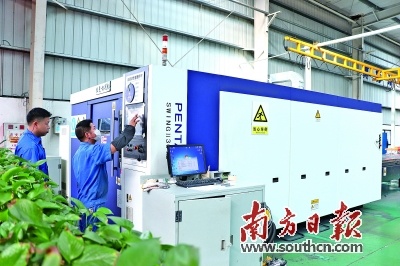 欧科员工用激光切割机进行钣金的制作。南方日报记者 孙俊杰 摄 欧科员工用激光切割机进行钣金的制作。南方日报记者 孙俊杰 摄