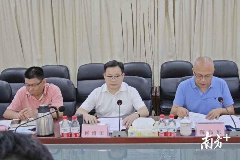 市住建局党组书记、局长何绍田。