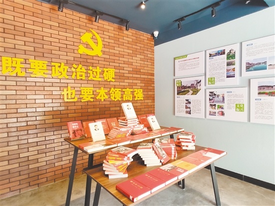 馆内“既要政治过硬 也要本领高强”的标语非常醒目。 馆内“既要政治过硬 也要本领高强”的标语非常醒目。