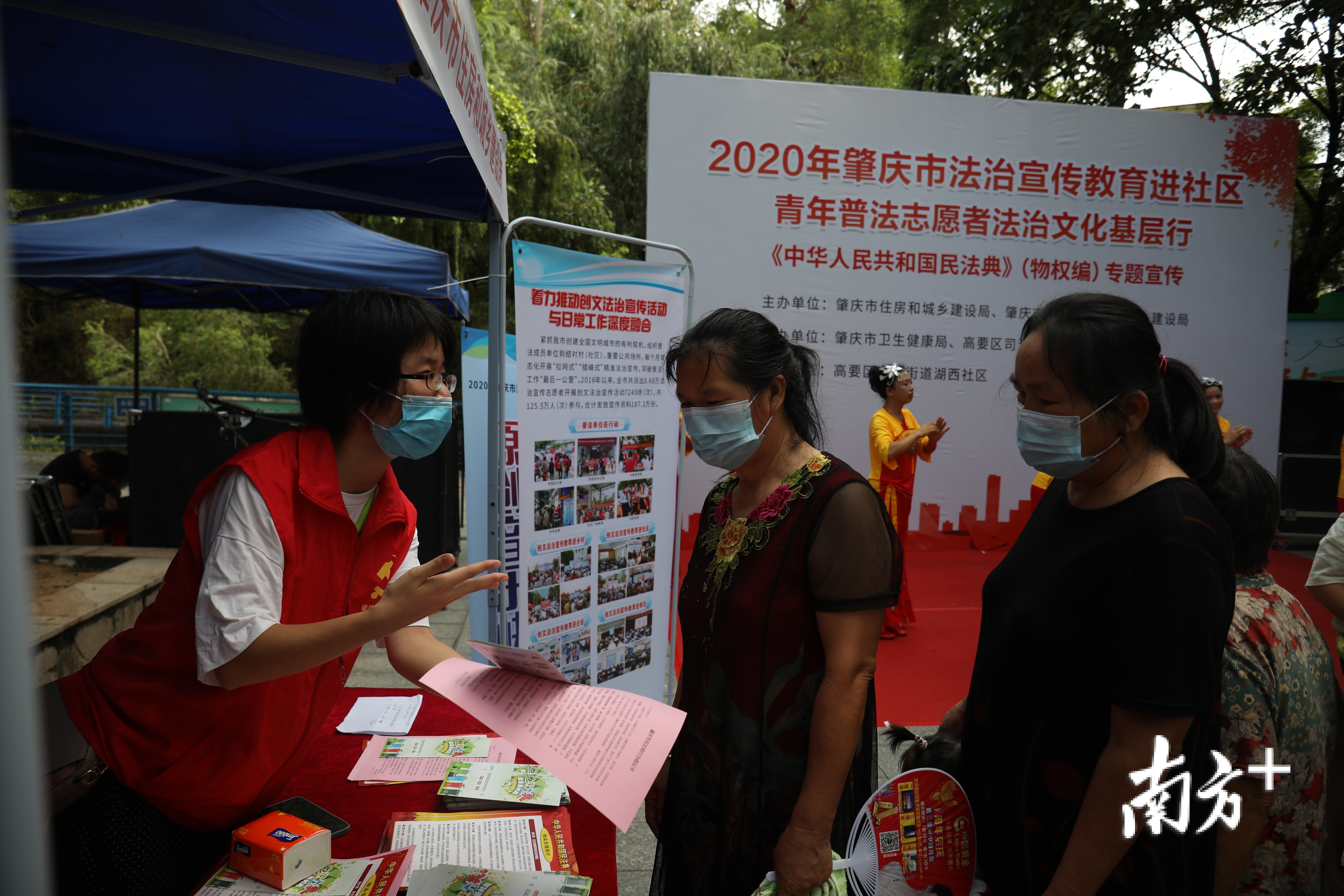 青年普法志愿者向居民讲解法律知识。 唐锦洪 摄
