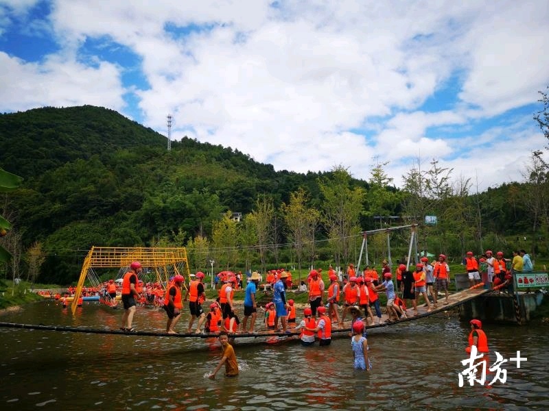 “约吗？一起来漂流！”南雄邓坊泉水谷漂流迎来旺季