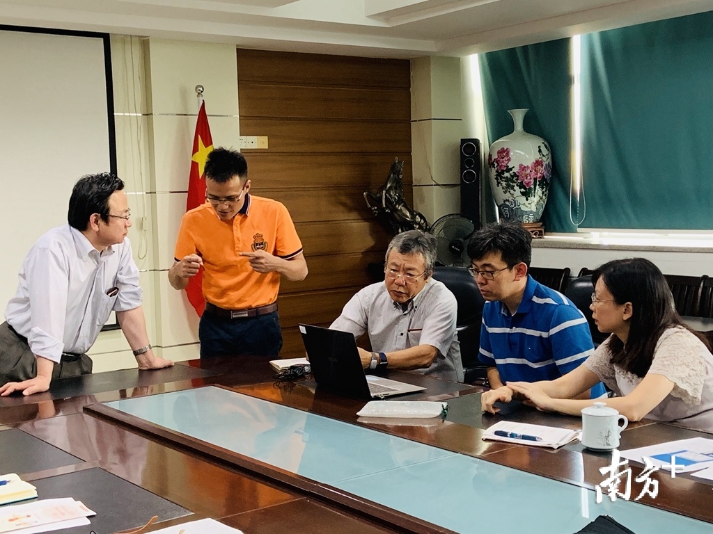 精卫生中心的医生与日本理化研究所的教授深入探讨疲劳数据的采集。 精卫生中心的医生与日本理化研究所的教授深入探讨疲劳数据的采集。