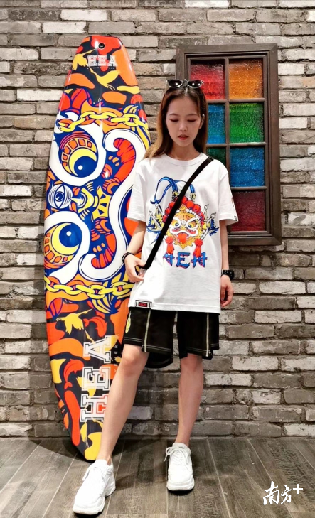 在全国各大一线城市设店的佛山本土潮牌HEA，“小狮头”是品牌代言人。图为一个武汉姑娘身着佛山潮牌服装。