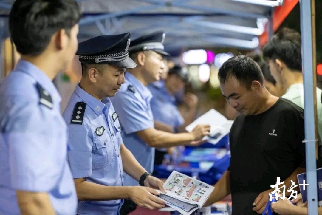 活动现场,网通大队向群众发放宣传资料。
