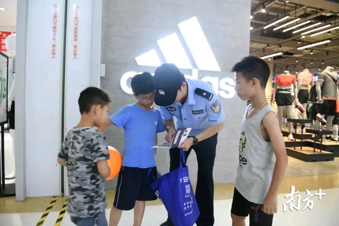 深入商场和群众的面对面交流、解惑。