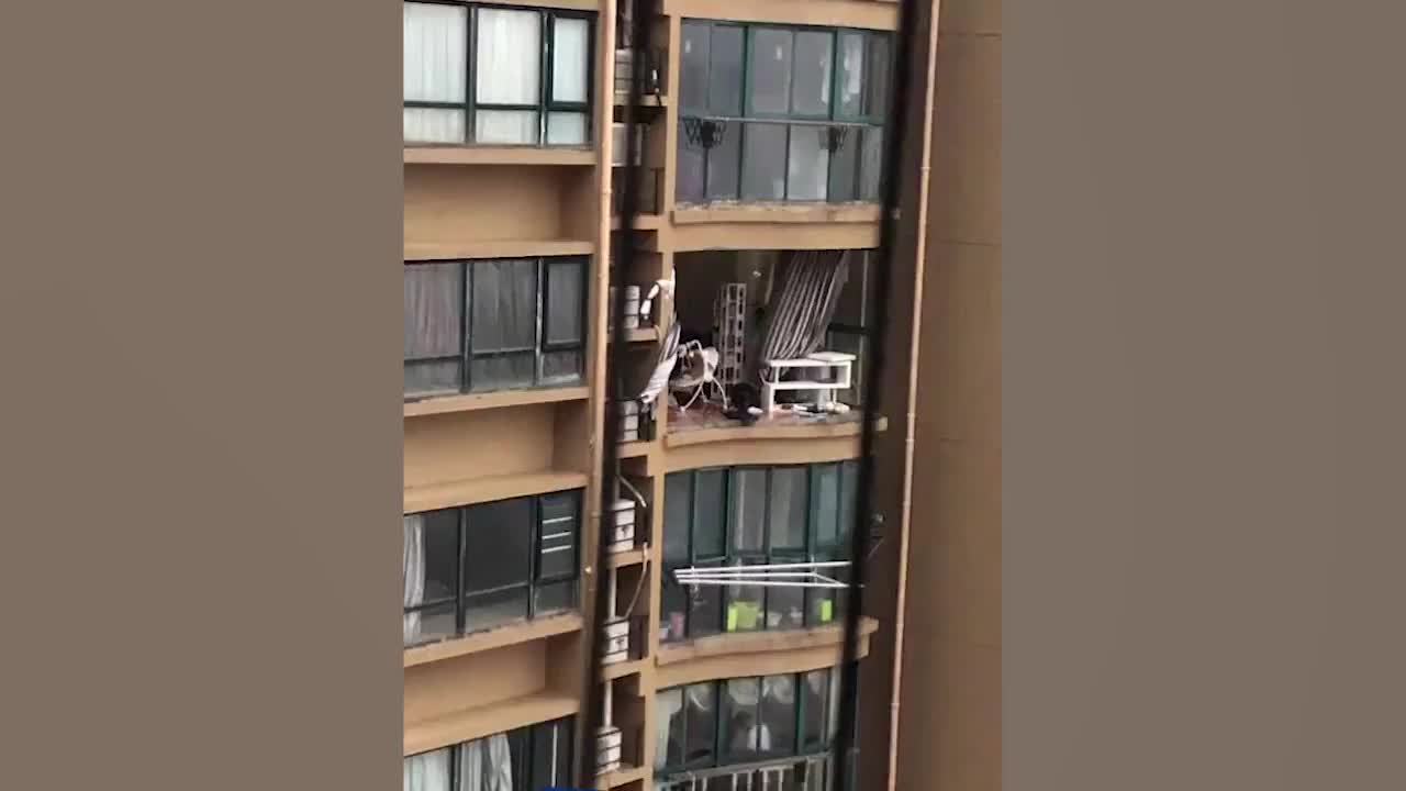 住户|官方通报“老人台风天关窗坠亡”：住户自行改造阳台