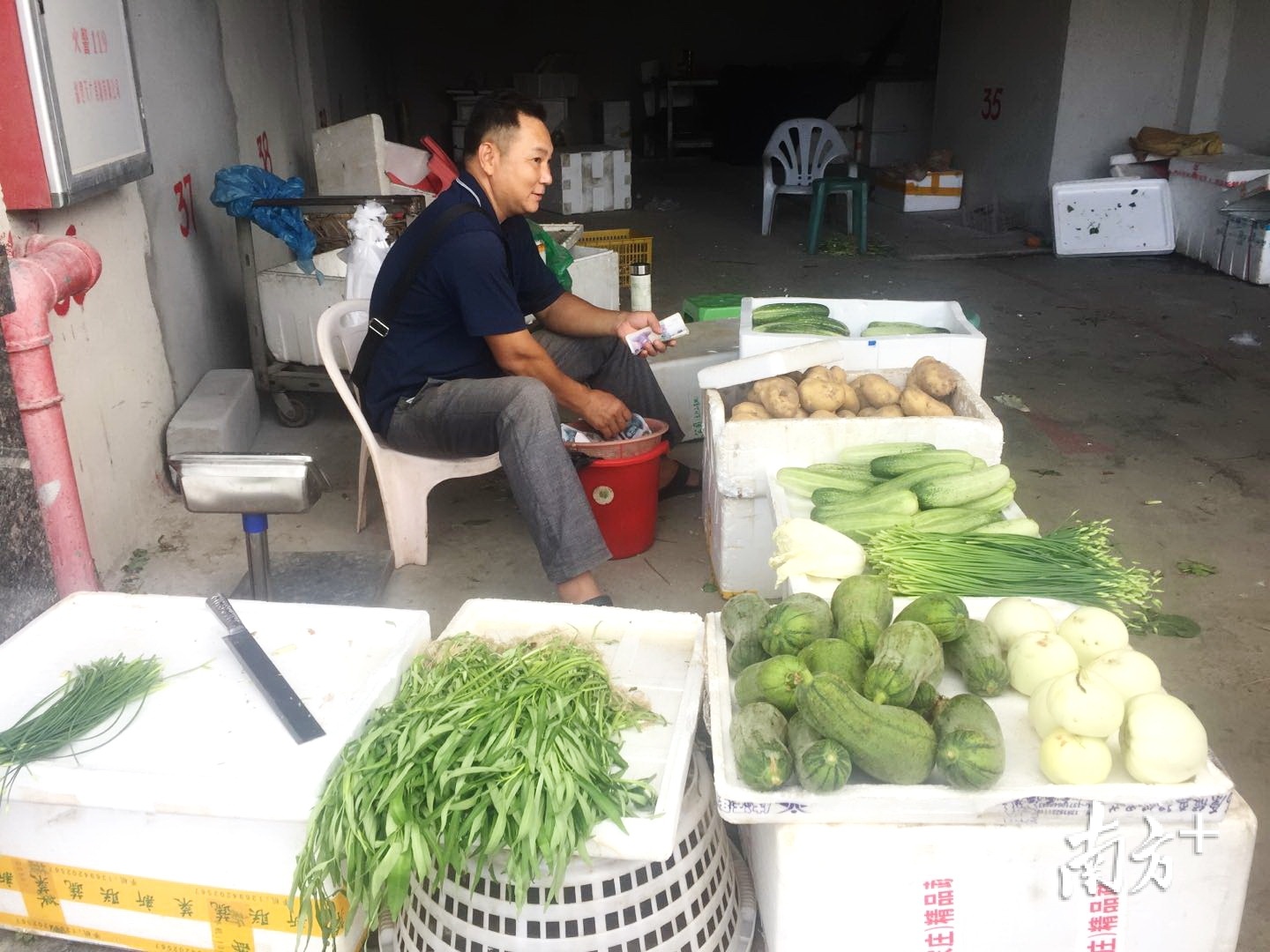 流动摊贩有了免租金的经营摊档。