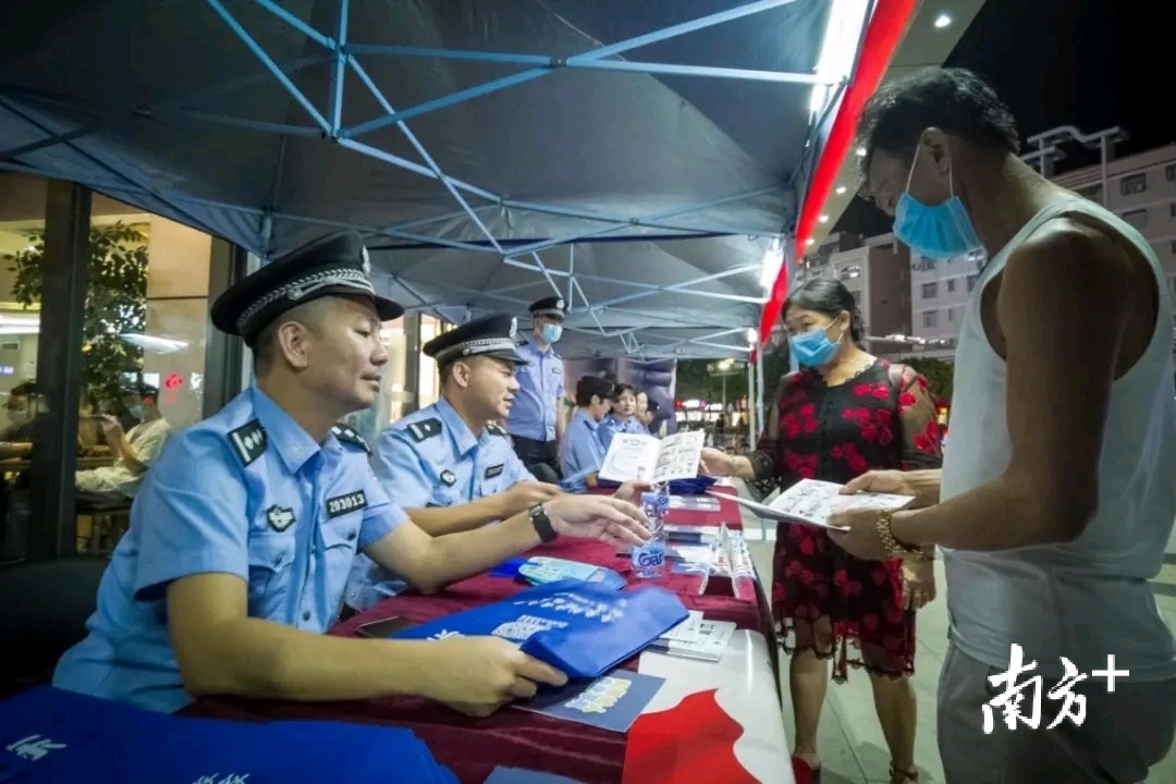 网通大队在现场向来往商场的群众发放宣传资料。