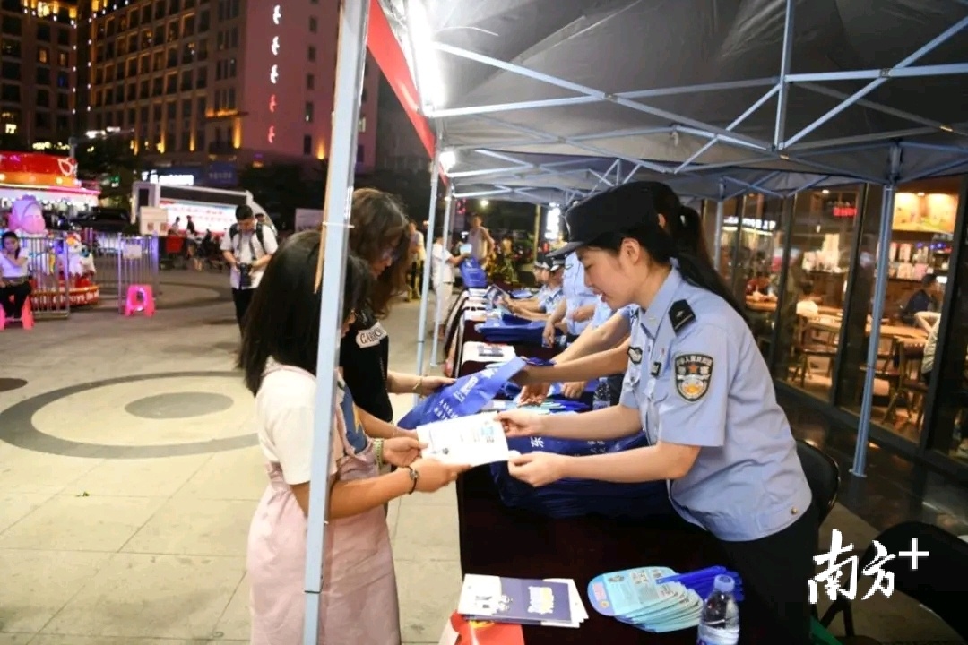 现场解答群众疑惑。