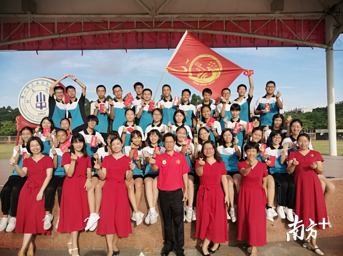 三水中学附属初中初三(9)班合影留念。受访者供图 三水中学附属初中初三(9)班合影留念。受访者供图